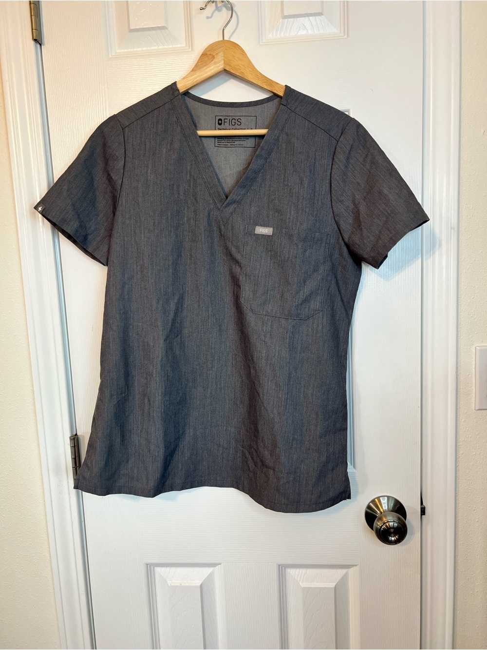 FIGS Men’s V-Neck Scrub top in Charcoal Gray